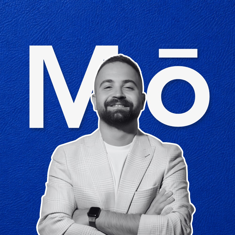 Mohammad Abulfailat in front of the Mō logo